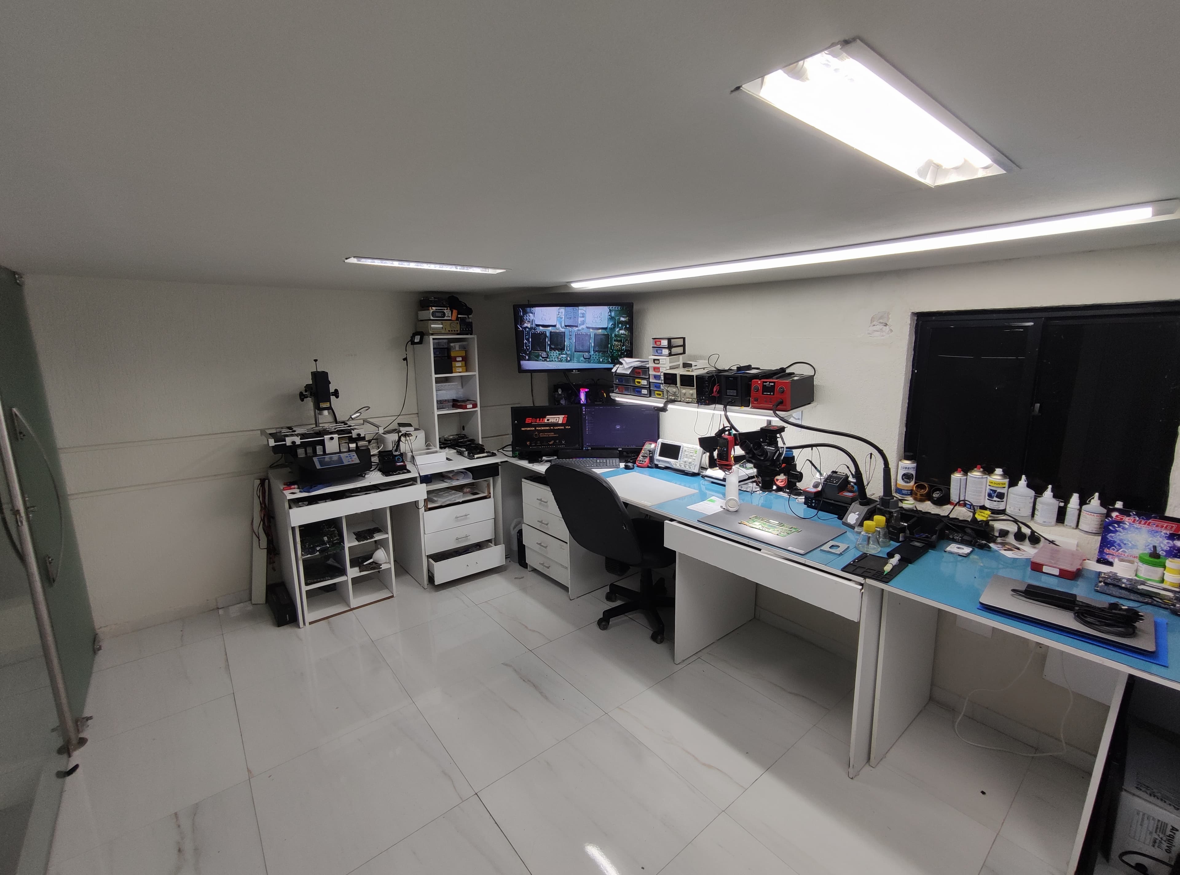 Laboratório real da Solução TI com equipamentos profissionais para reparo eletrônico